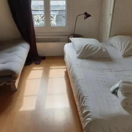 Small Cheap Studio Chill Lachaise Bastille *